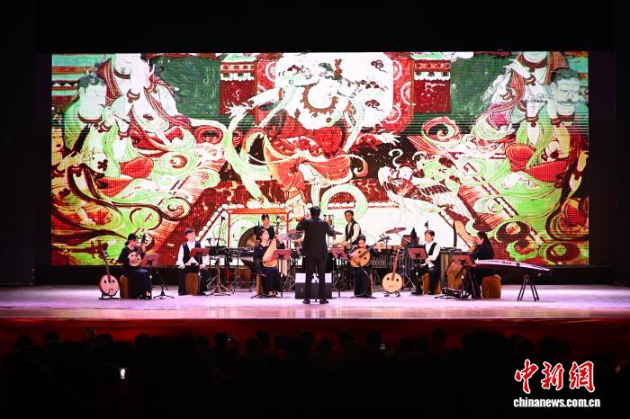 聚焦全球焦点：足球、篮球及综合竞技赛事前沿解读 - 黑白体育